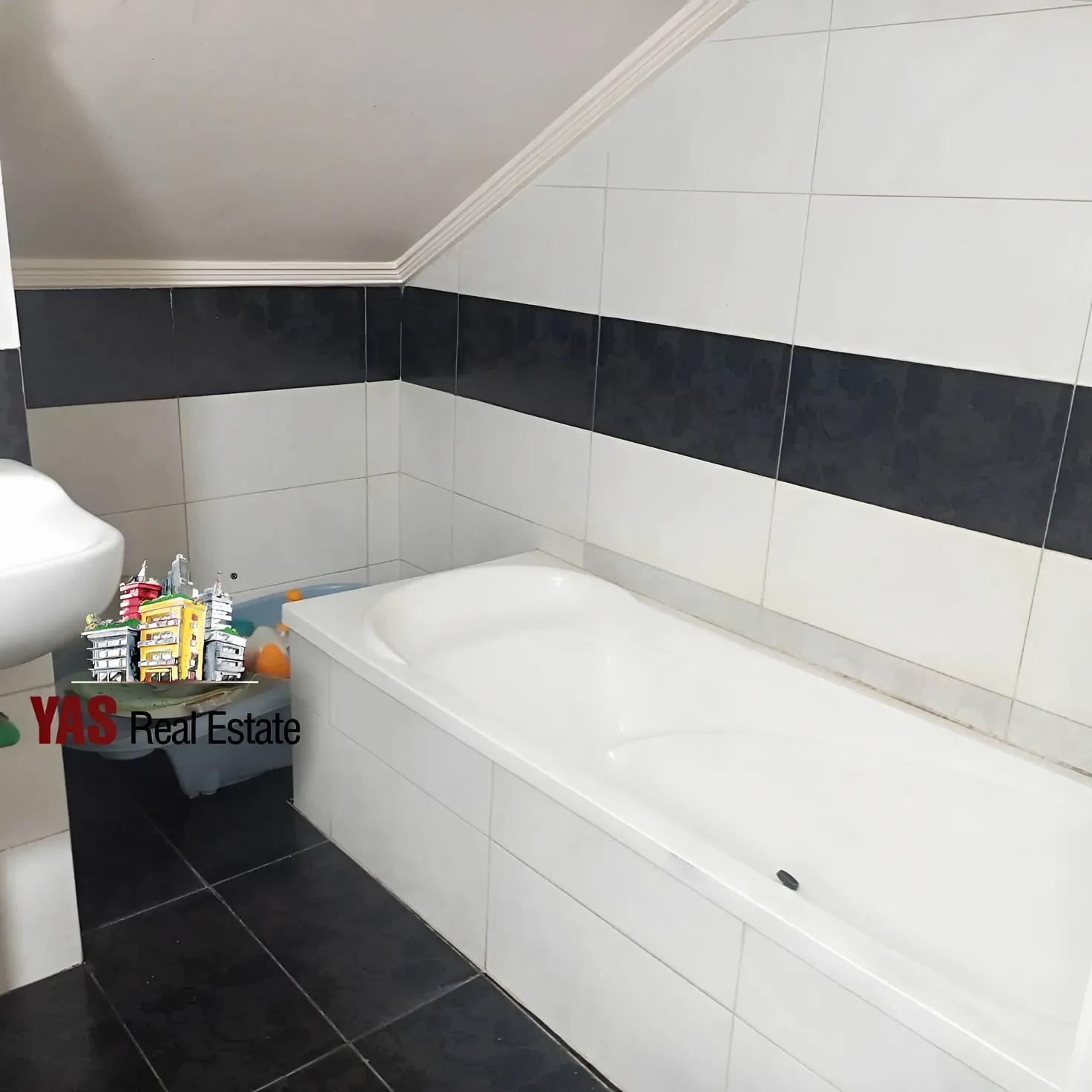 Apartment for Sale in Aaoukar, Lebanon - 4 bed, 5 bath