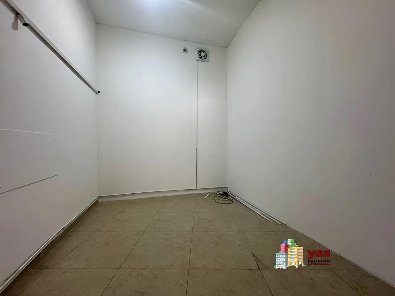 Shop for rent in Adonis