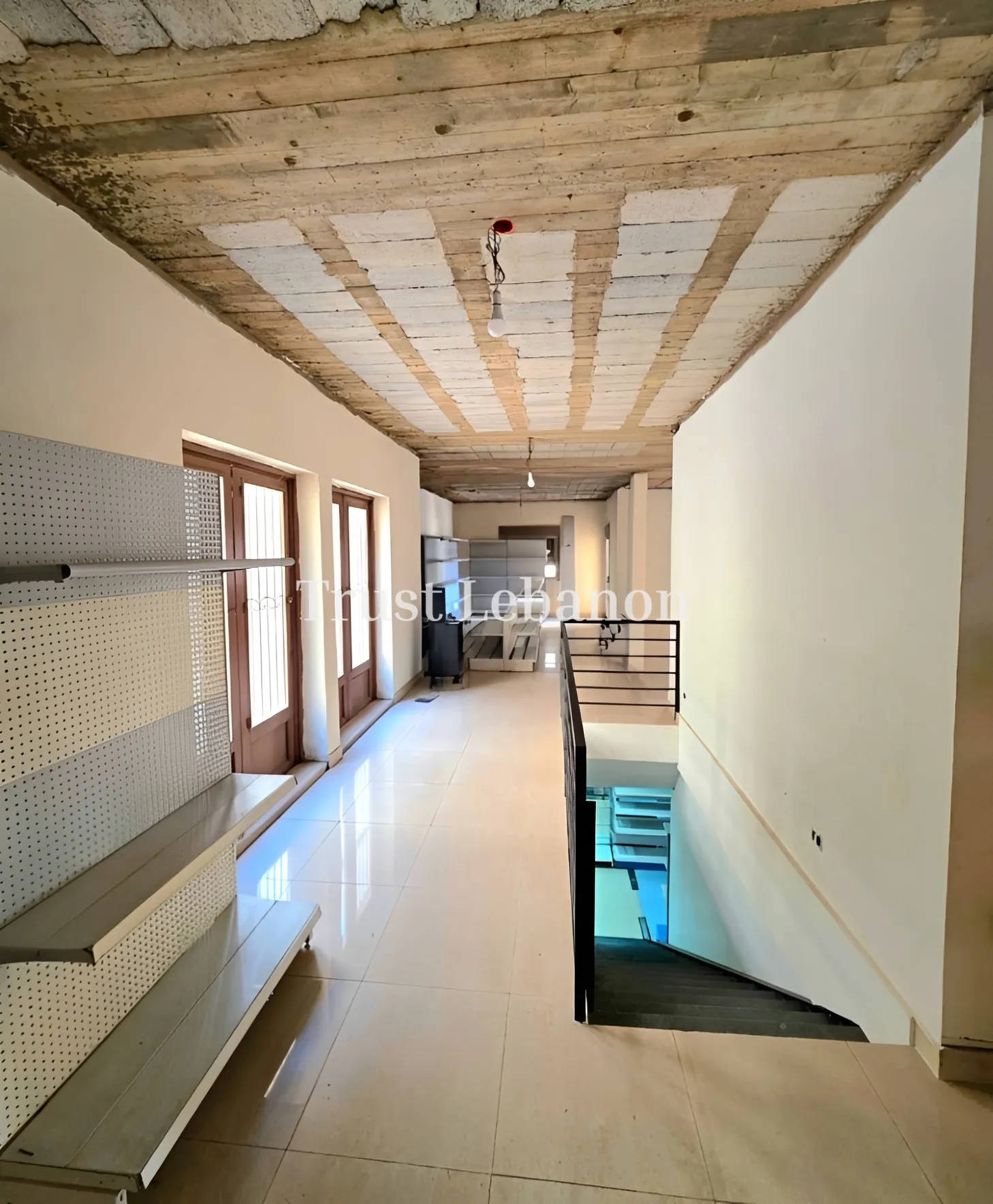 Showroom for rent in Hazmieh