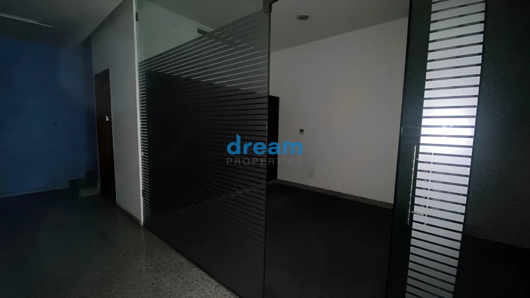 Showroom for rent in Horch Tabet