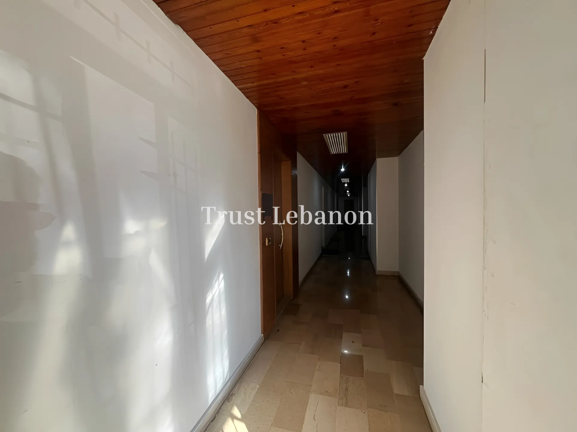 Office for rent in Mazraat Yachoua