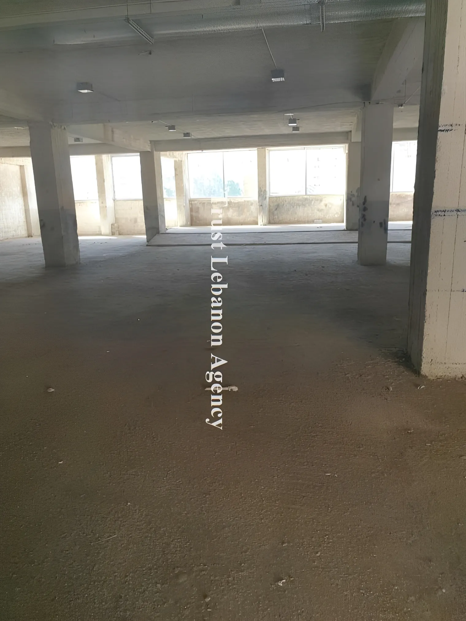 Commercial Property For Rent in Metn, Nahr El Mott