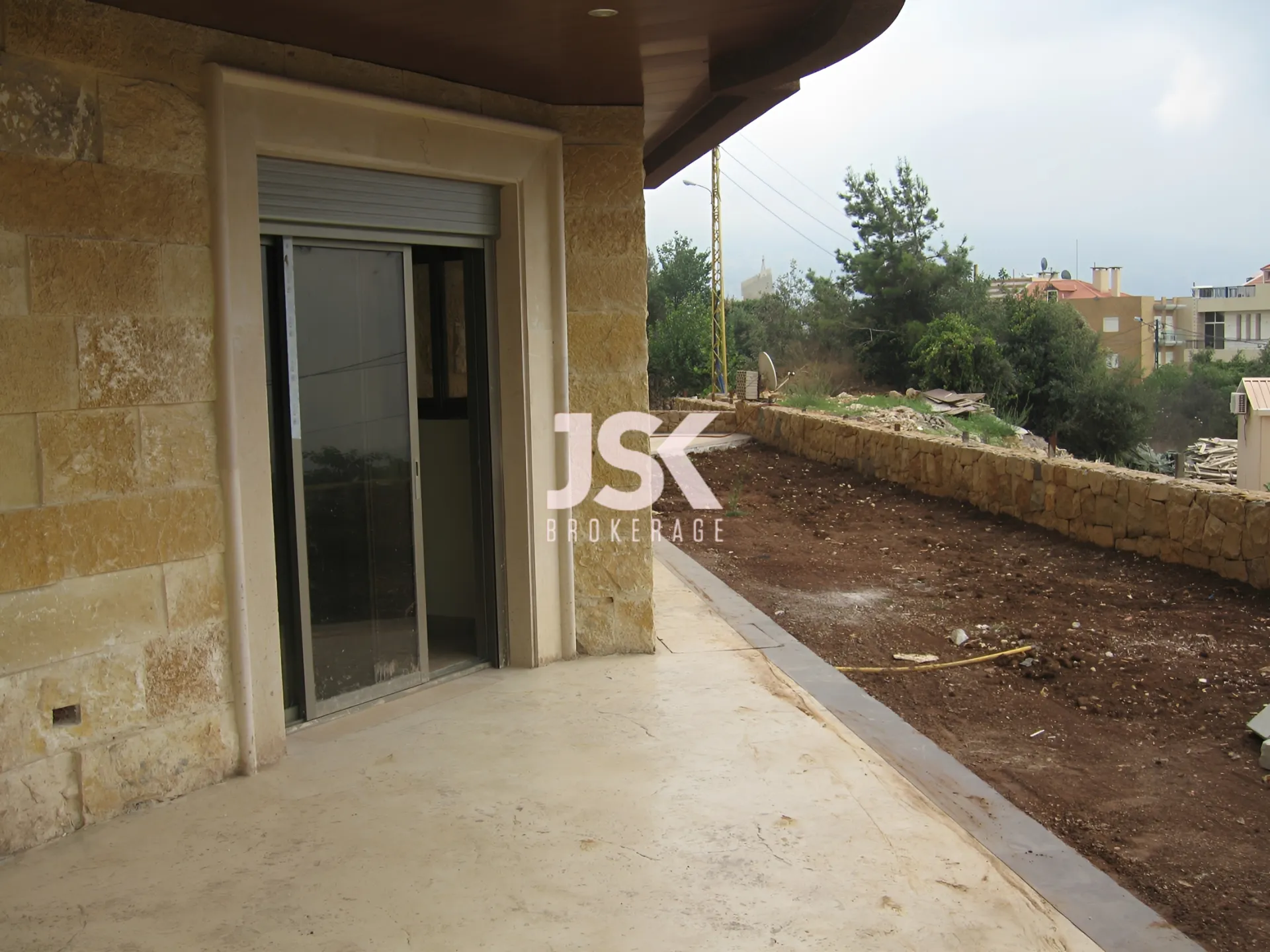 Apartment for Sale in Ballouneh - 3 bed