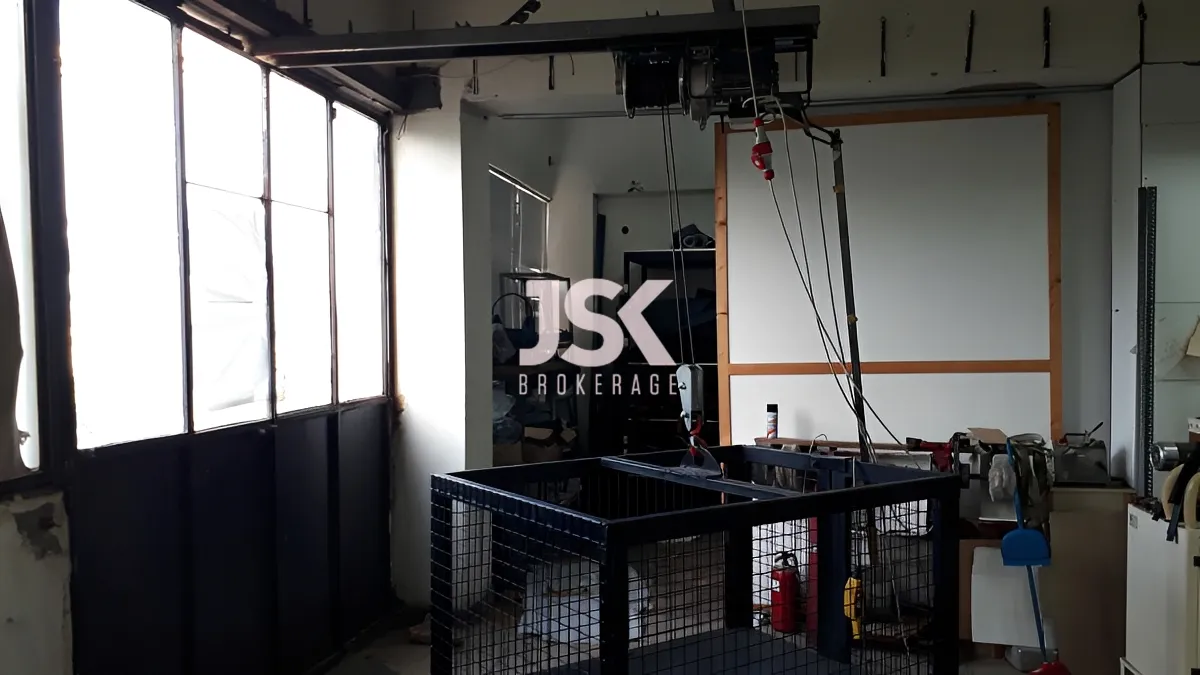 Showroom for Sale in Daoura, Lebanon