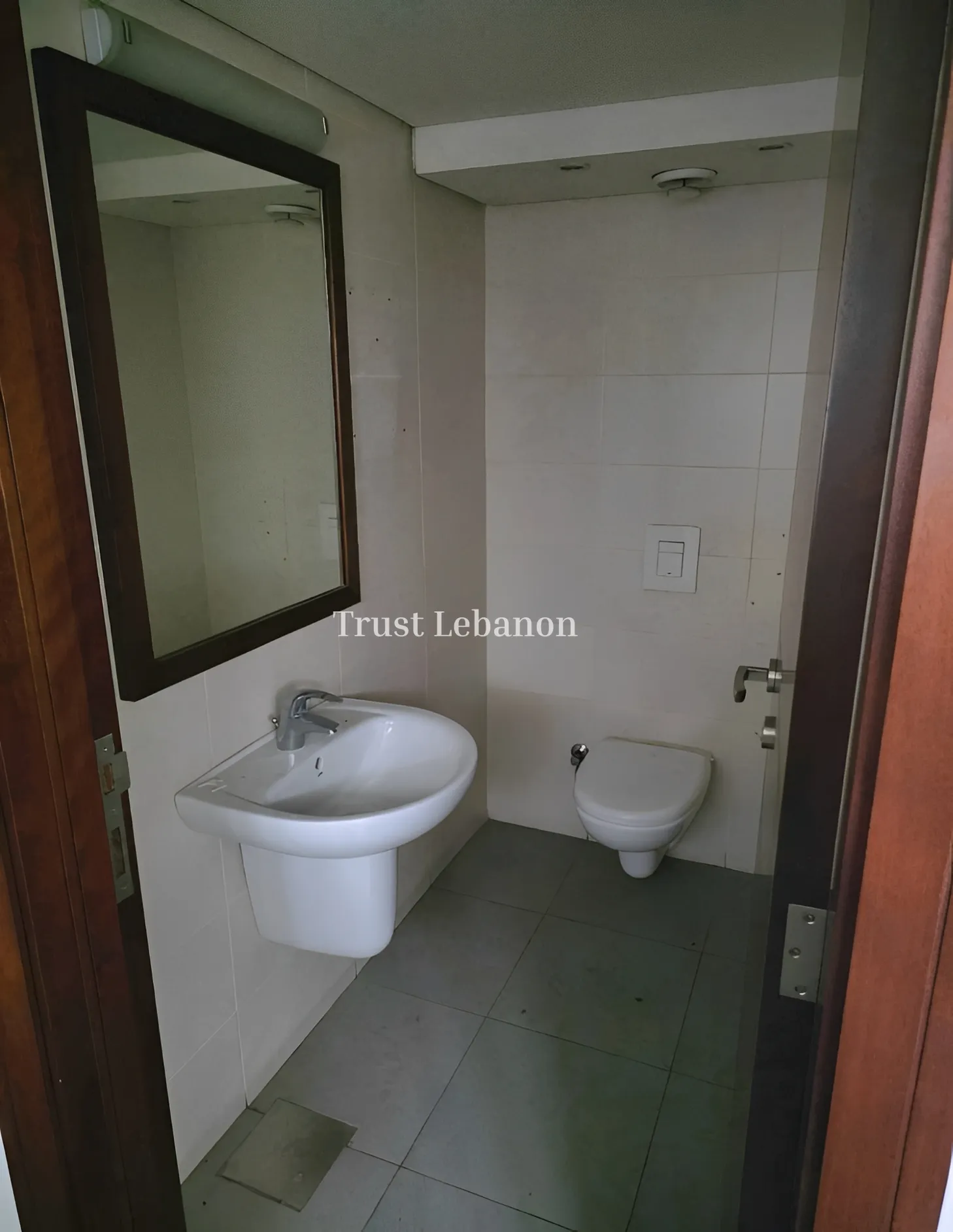 Showroom for rent in Horch Tabet