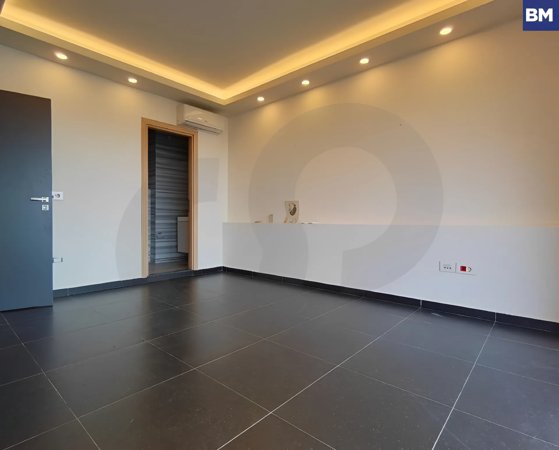 Office for rent in Adonis