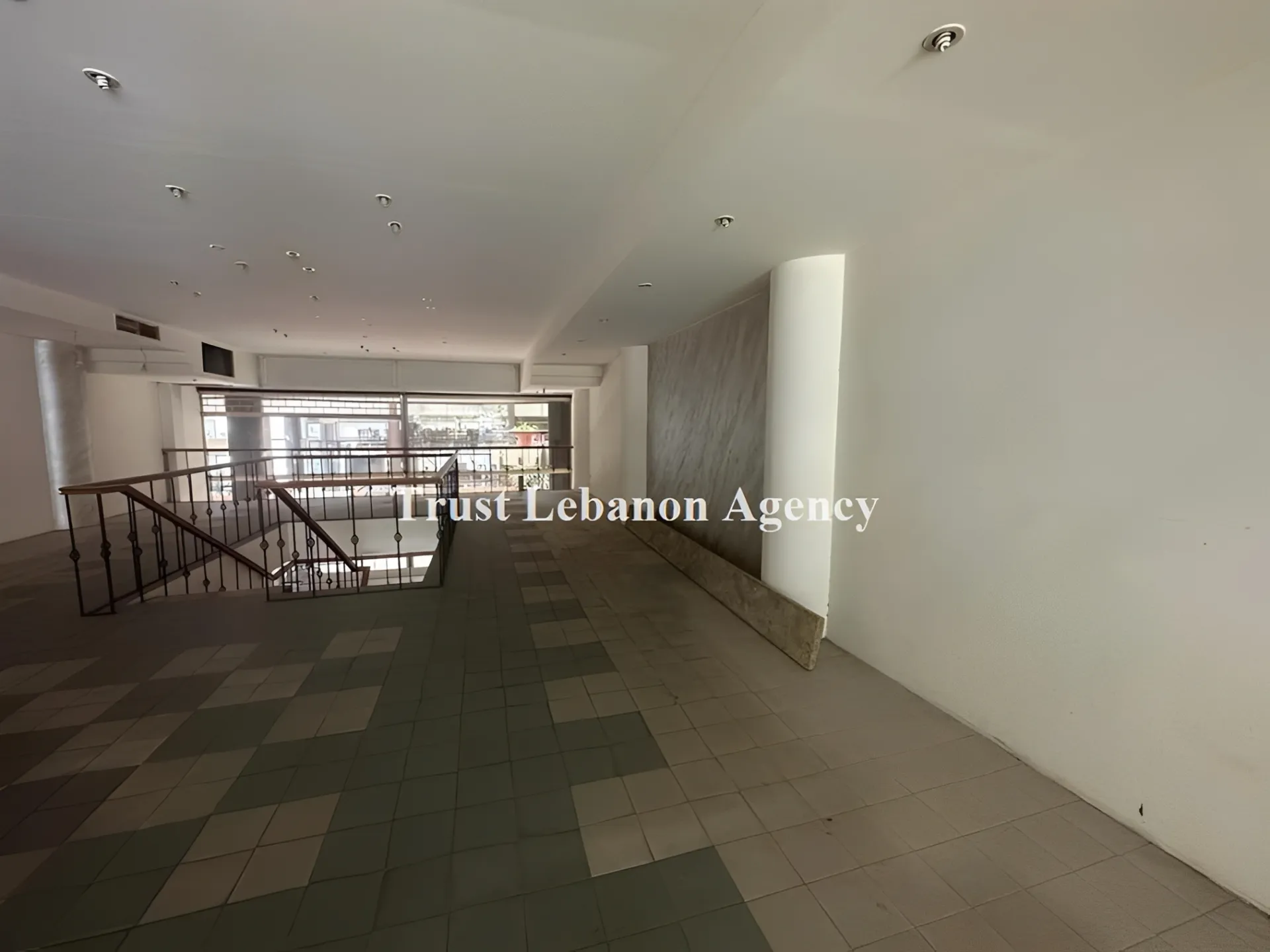 Shop for rent in Metn, Dekweneh