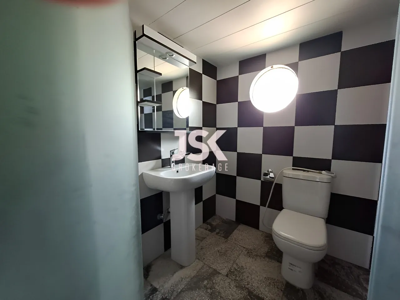 Restaurant for Sale in Halat