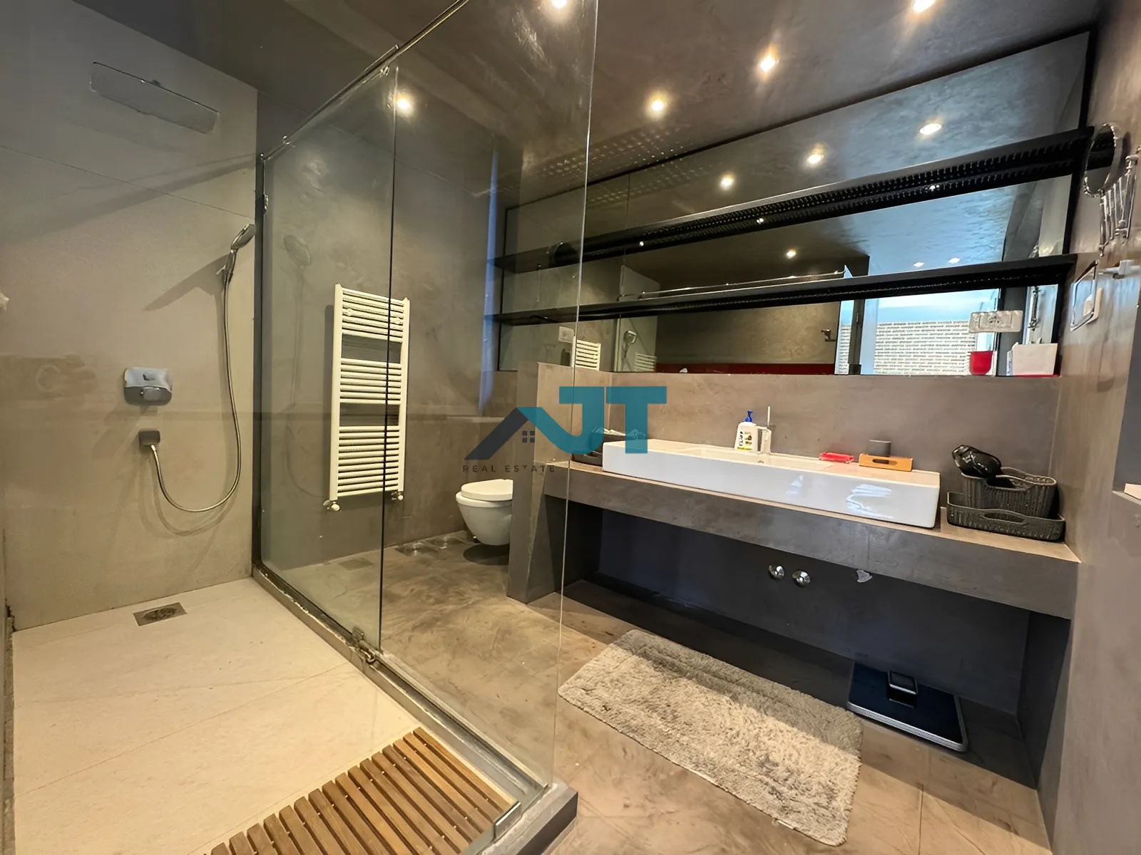 Loft For Rent in Caree d'or, achrafieh