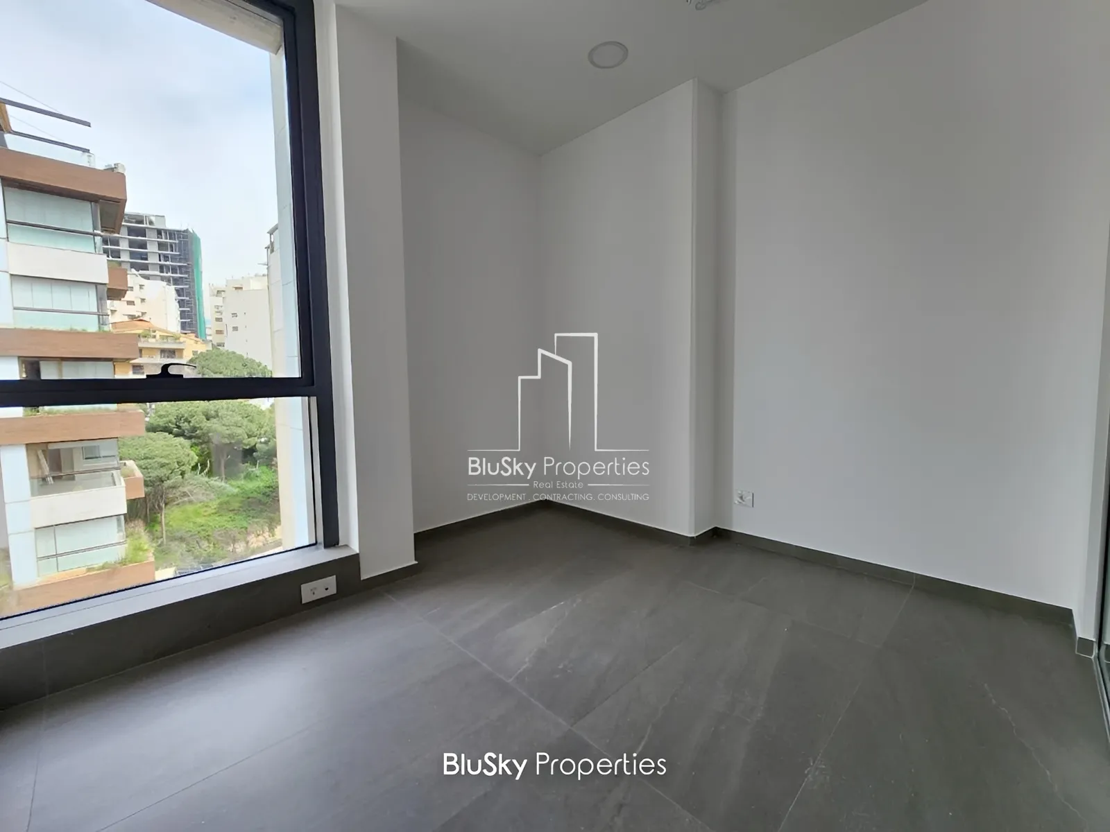 Office for sale in Horch Tabet