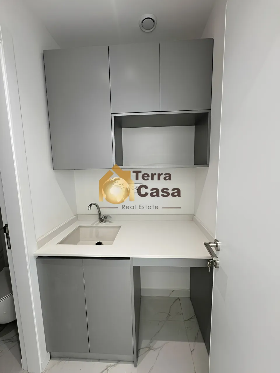 Commercial for rent in Dekwaneh