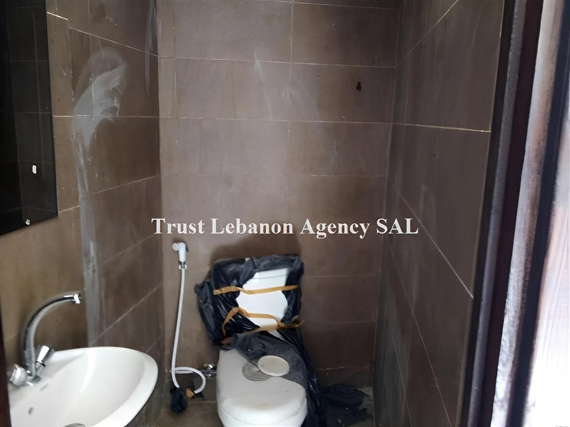Office for rent in Chouf, Haret Al Naame