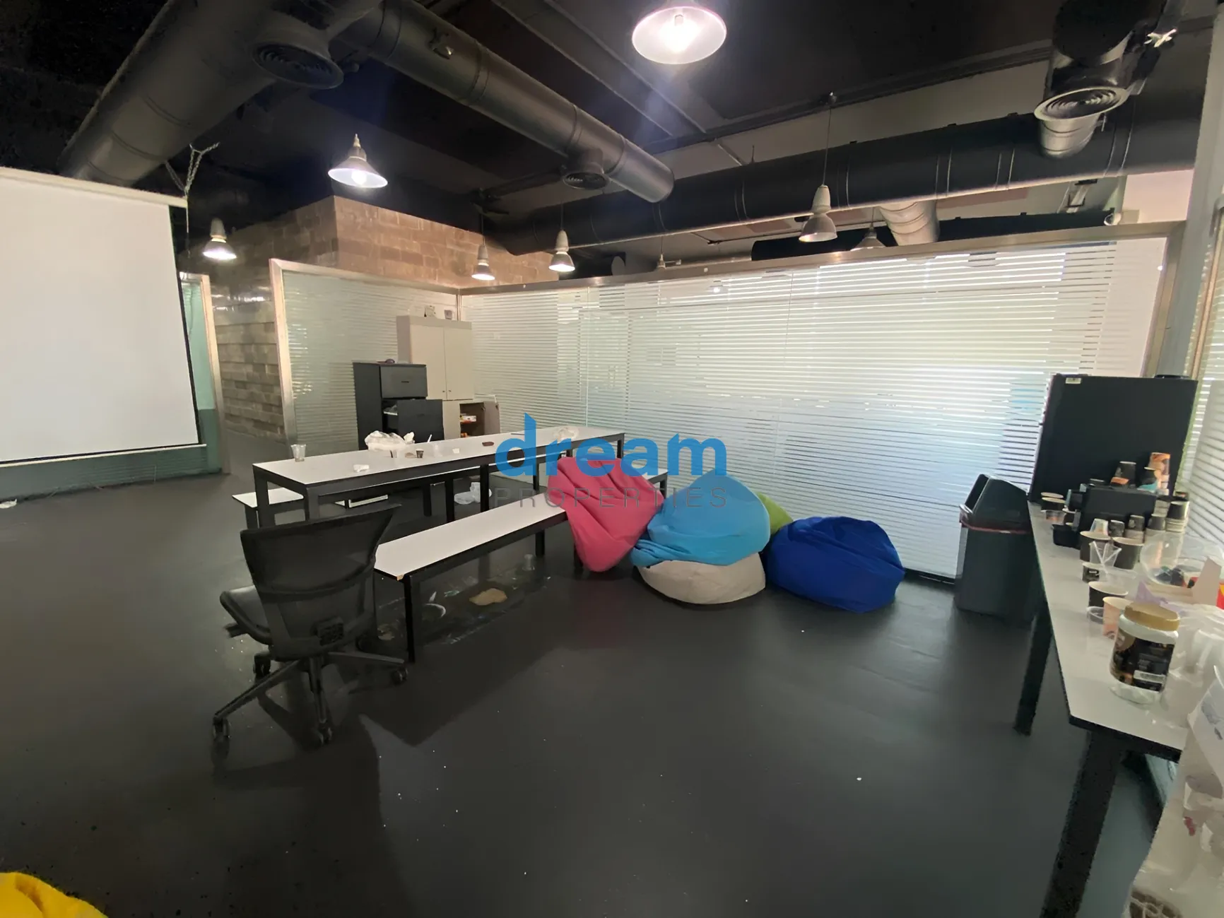 Office for sale in Horch Tabet
