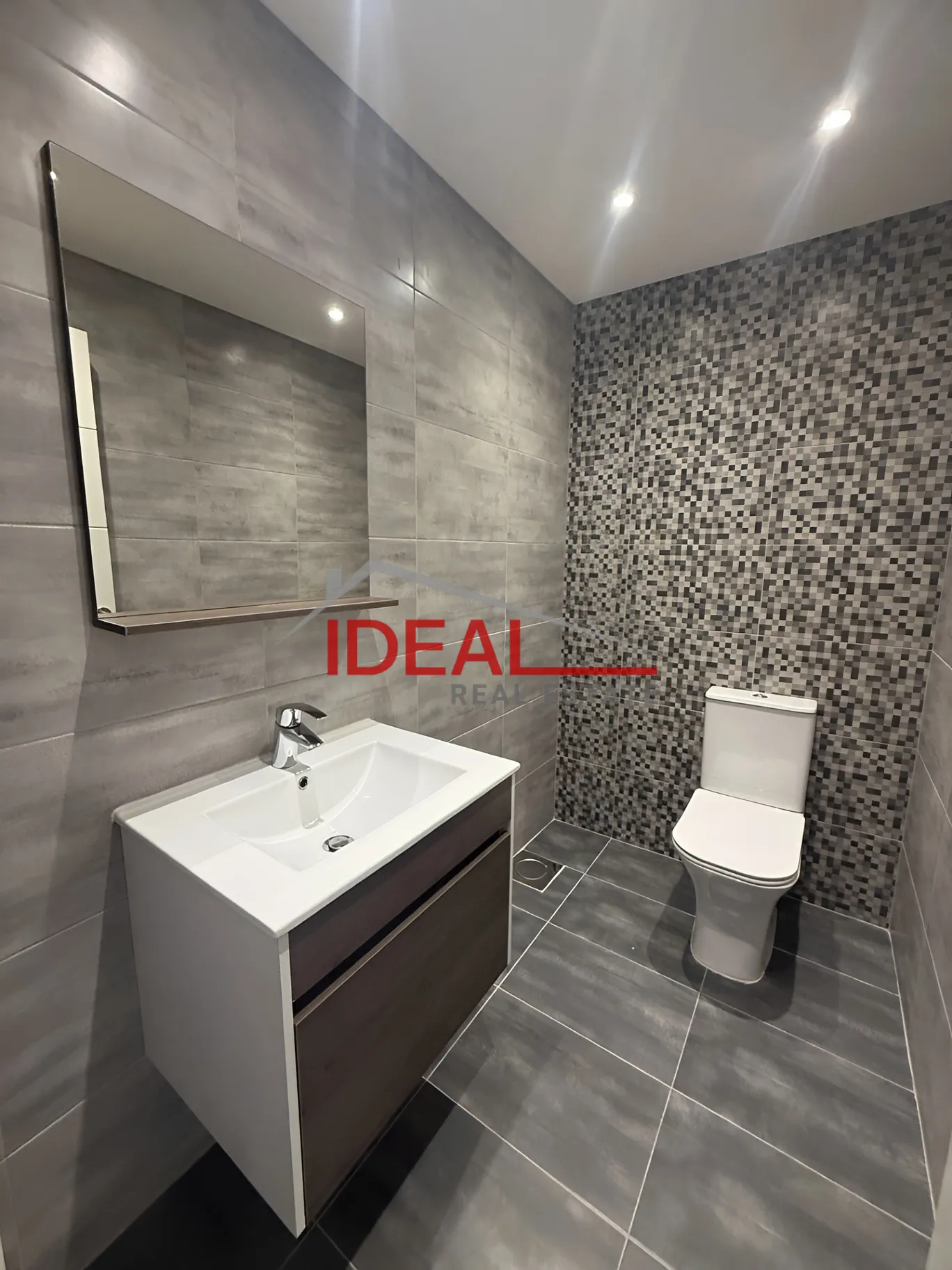 Apartment for rent in Aaoukar, Lebanon - 2 bed, 3 bath