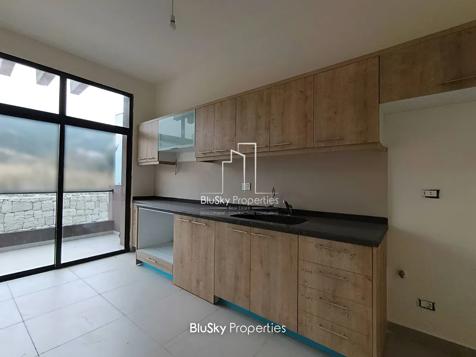 Duplex for Sale in Bouar - 3 bed, 3 bath