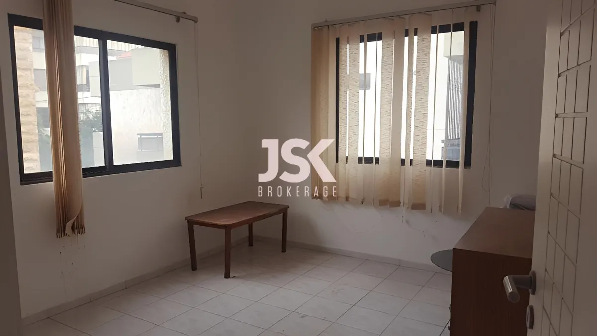 Office for rent in Ballouneh