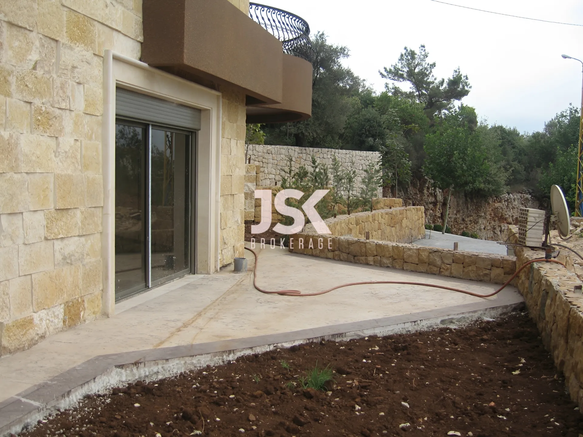Apartment for Sale in Ballouneh - 3 bed