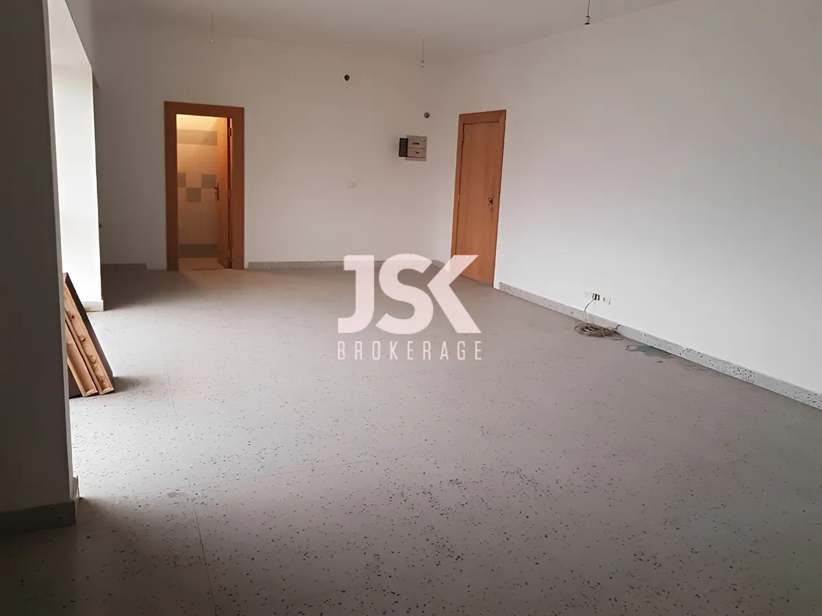 Office for rent in Forn El Chebbak