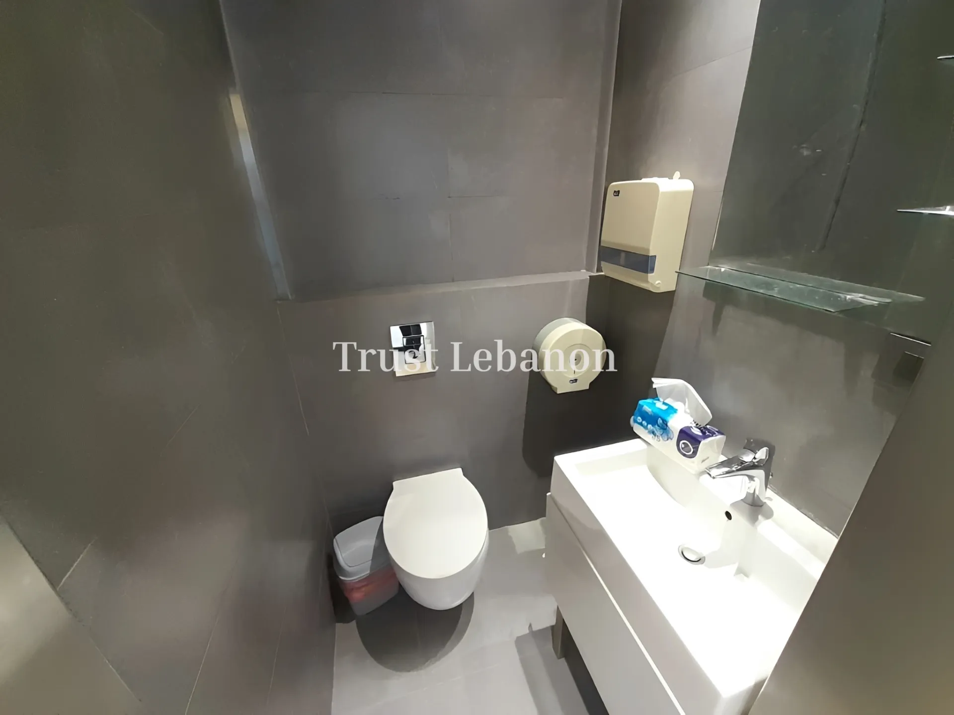 Office for rent in Forn El Chebbak
