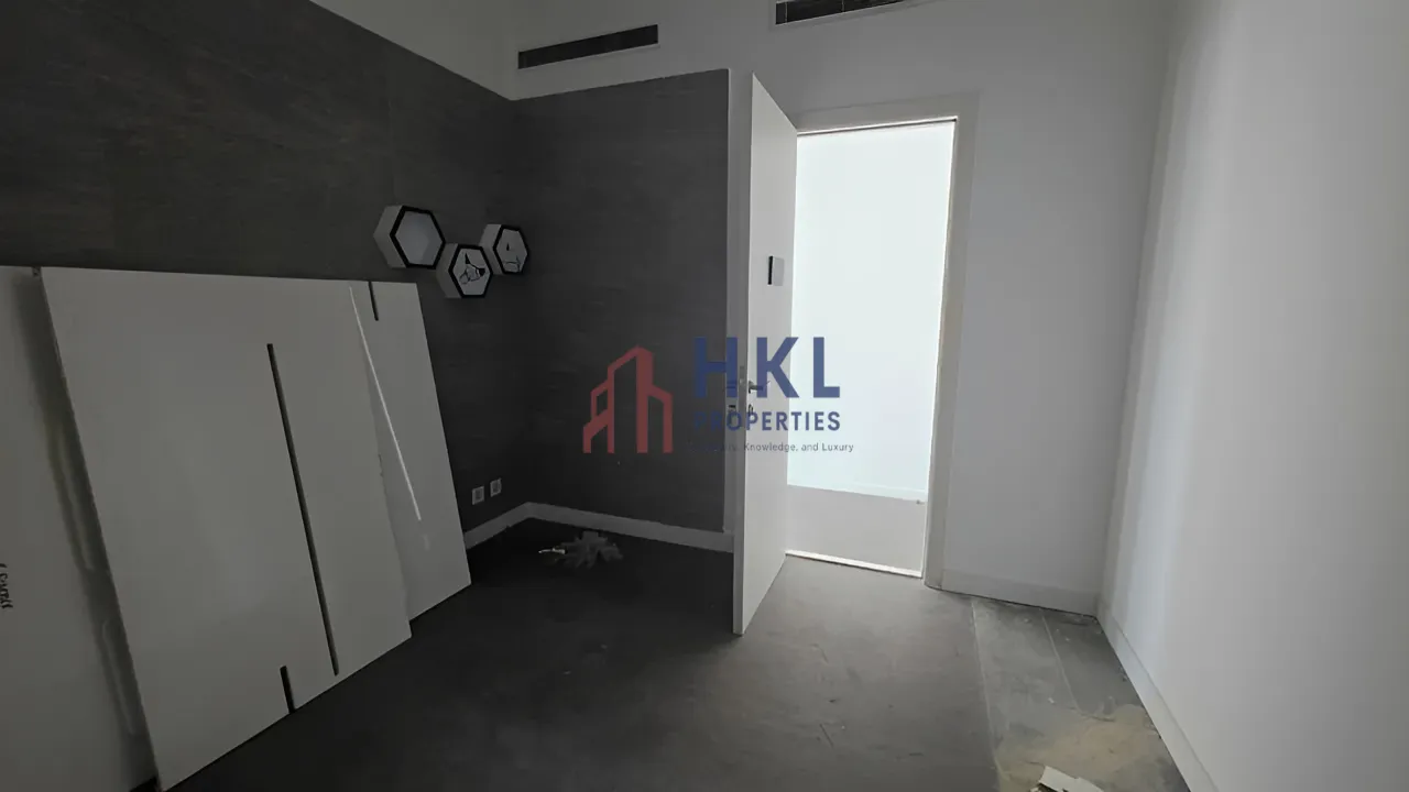 Office for rent in Hamra