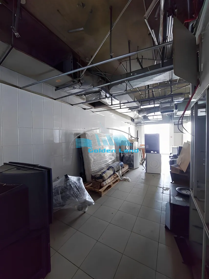 Showroom for rent in Dekwaneh