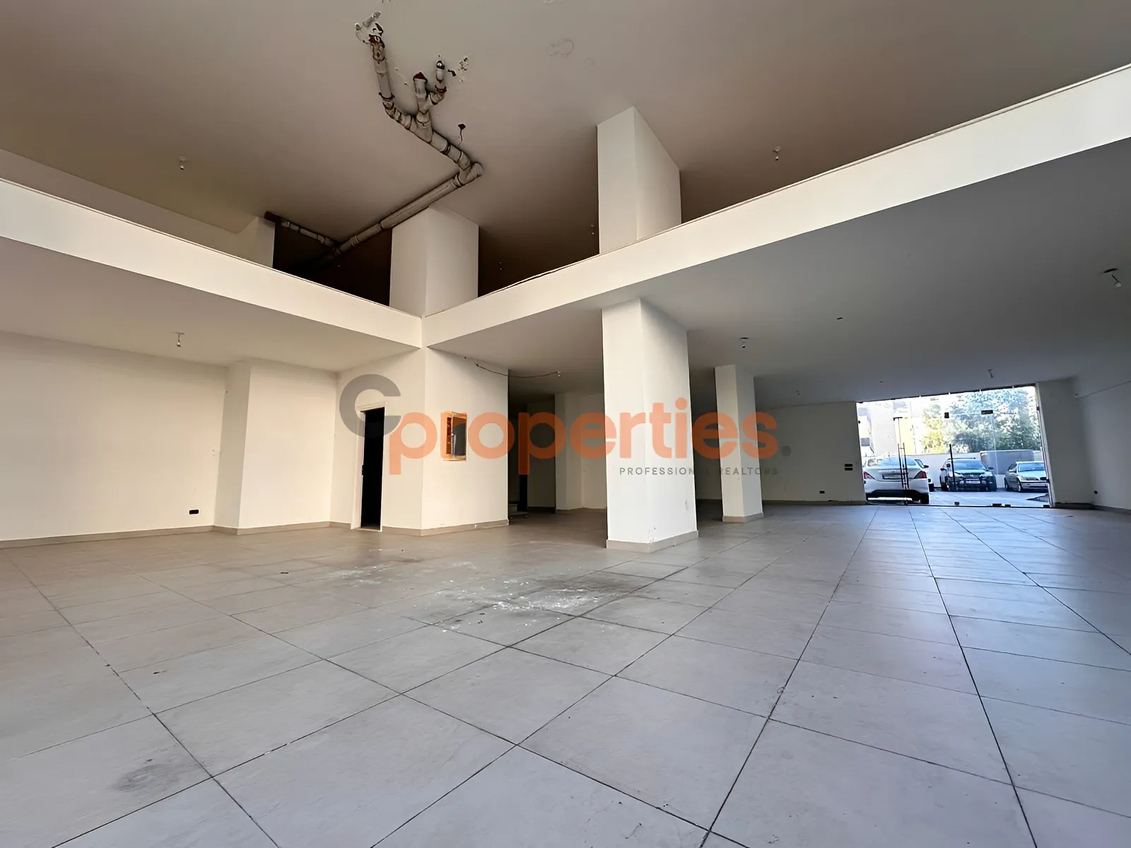 Showroom for Sale in Unesco