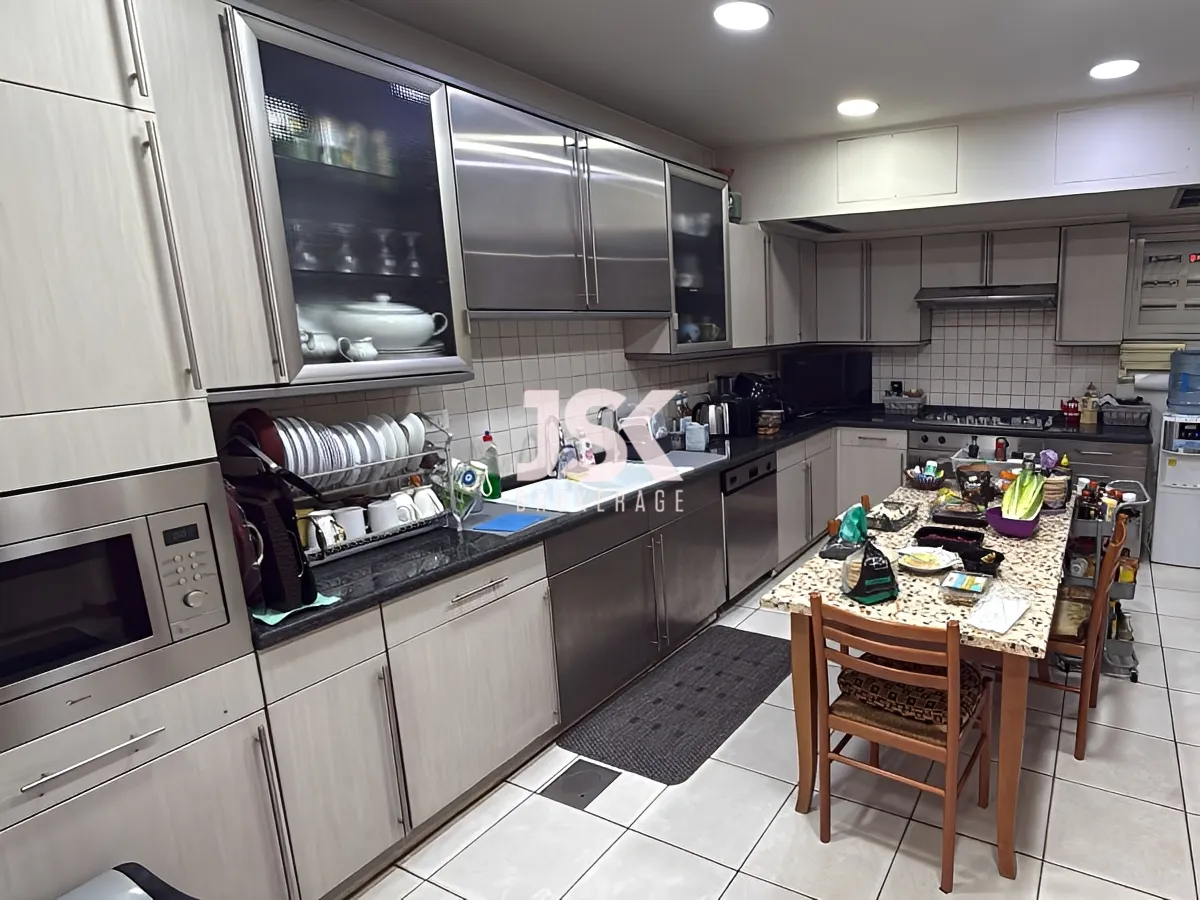 Office for Sale in Ras