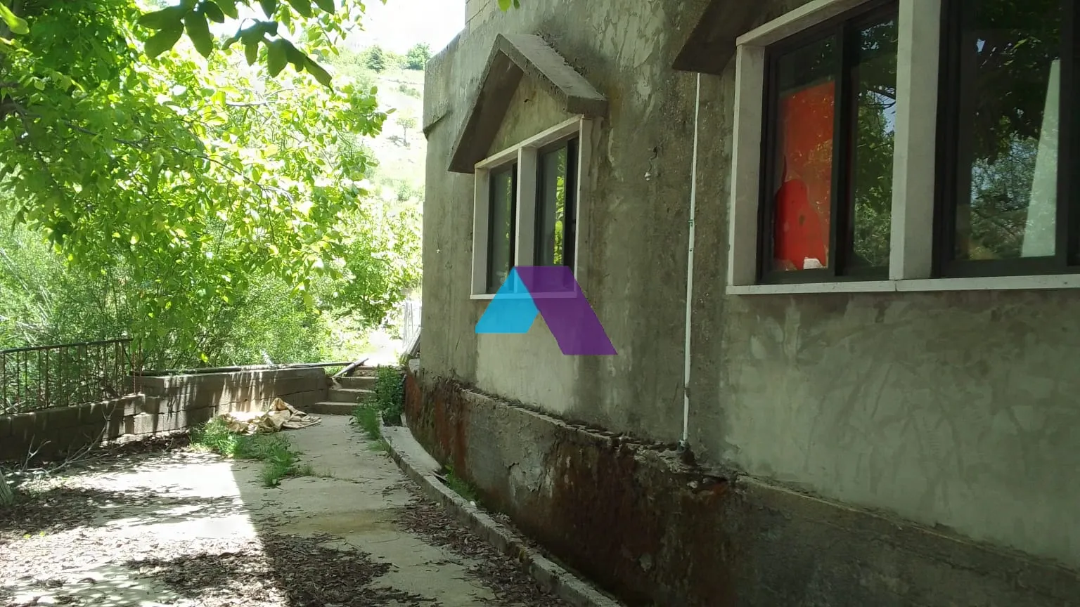 Building for Sale in Zaarour