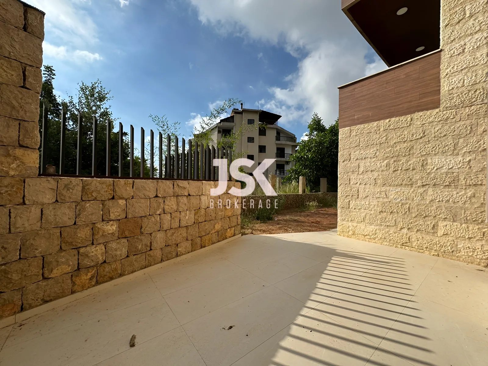 Apartment for Sale in Jouret Al Ballout - 1 bed, 2 bath