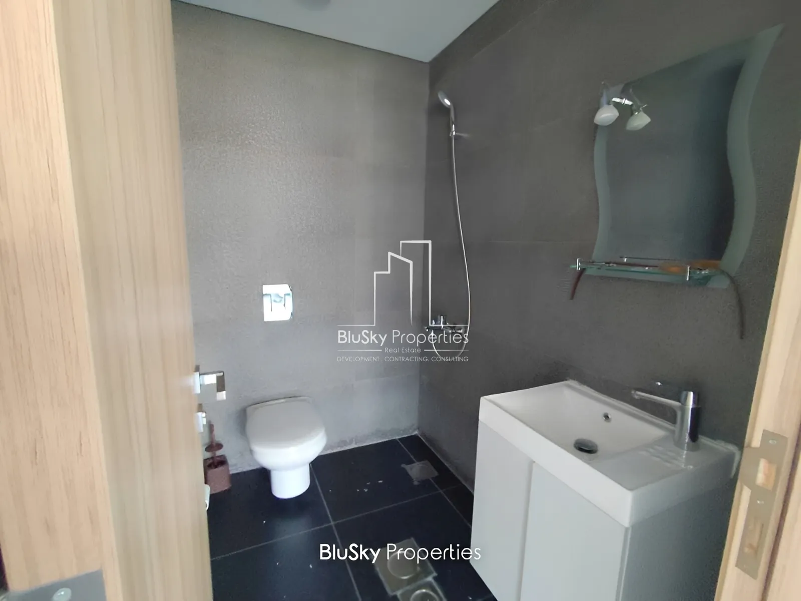 Office for rent in Adonis