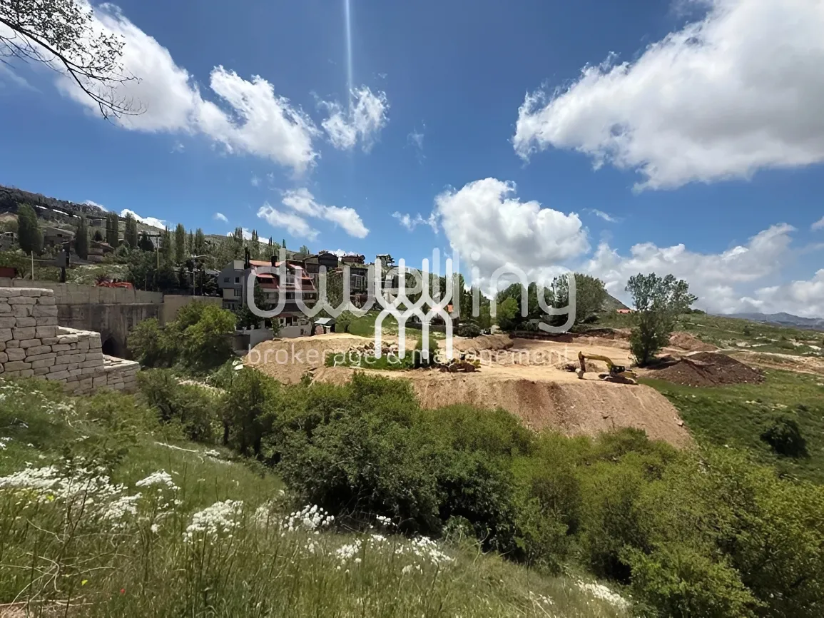 Land for sale in Kfardebian