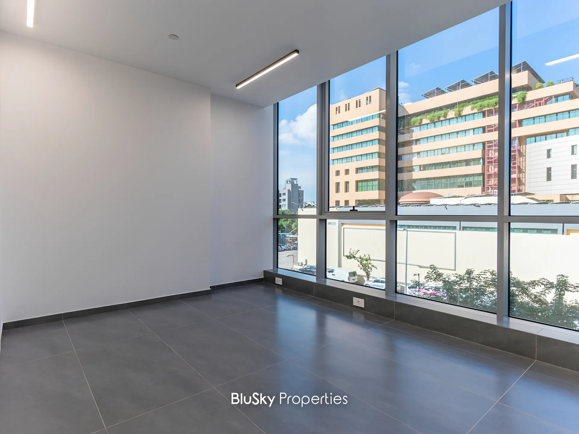 Office for rent in Horch Tabet