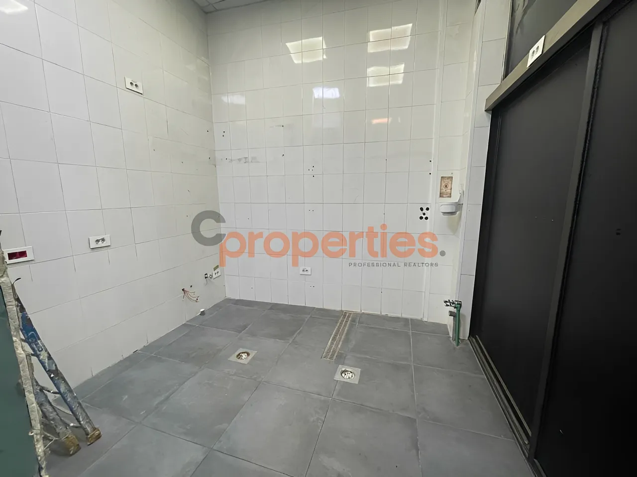 Restaurant for Rent in Saifi Village