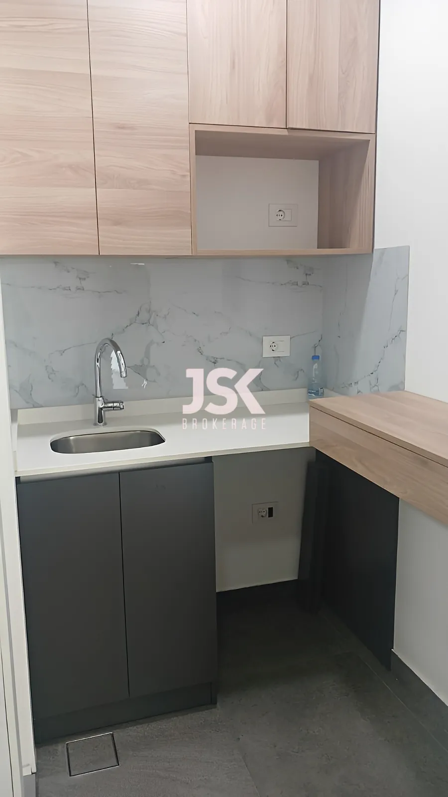 Office for Rent in Dekwaneh