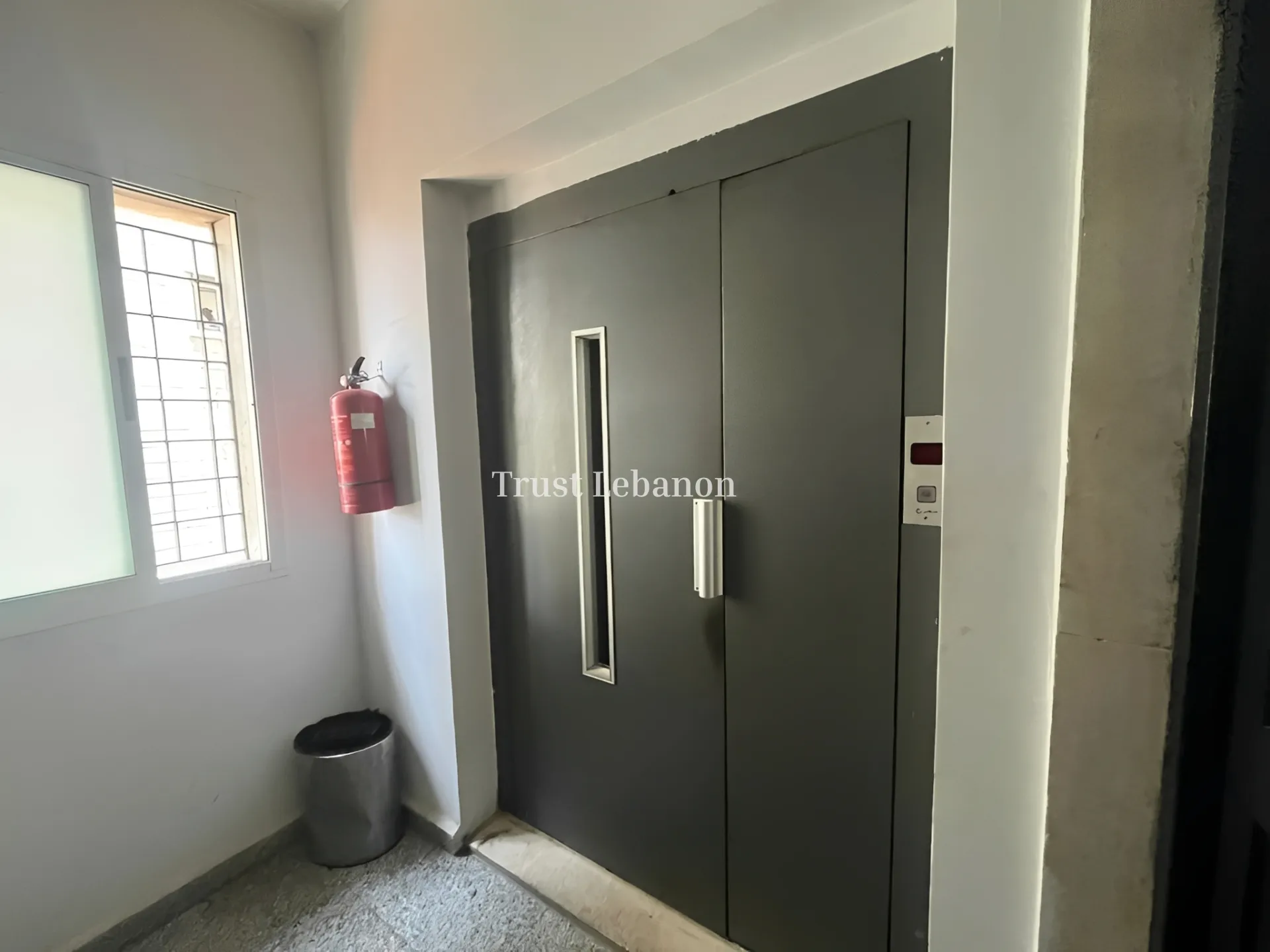 Showroom for rent in Mazraat Yachoua, Lebanon