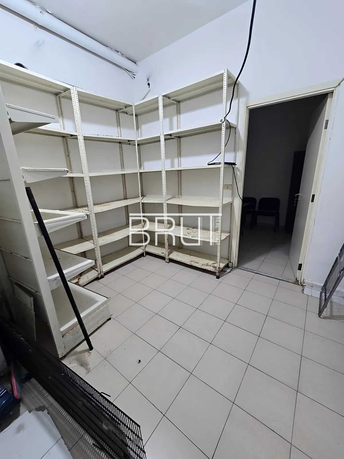Shop for rent in Adonis