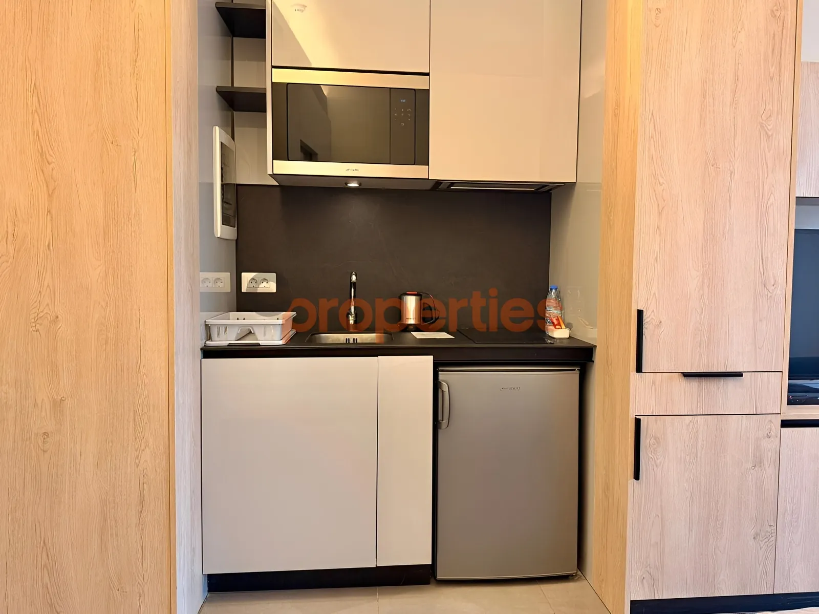 Studio for rent in Mar Mikhael, Beirut, Lebanon - 1 bed, 1 bath