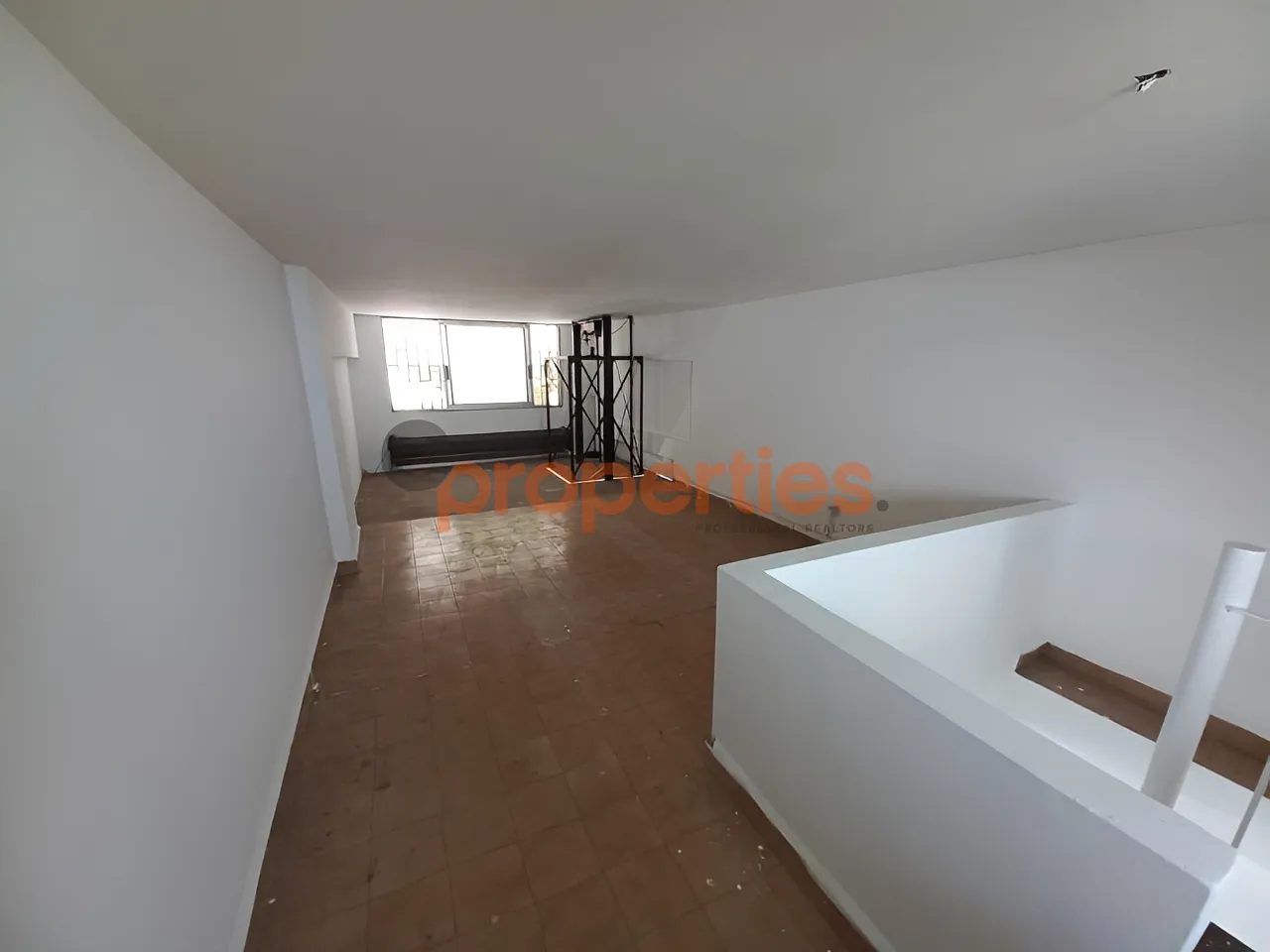 Showroom for Rent in Cornet Chahwan
