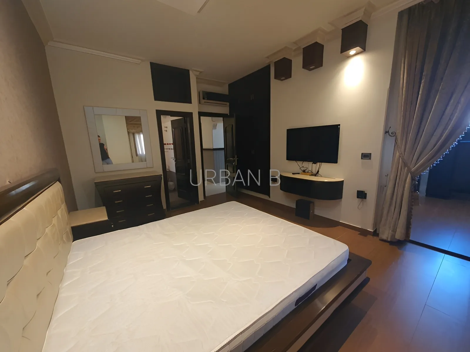 Apartment for Sale in Ramlet El Baida, Bayrut, Lebanon