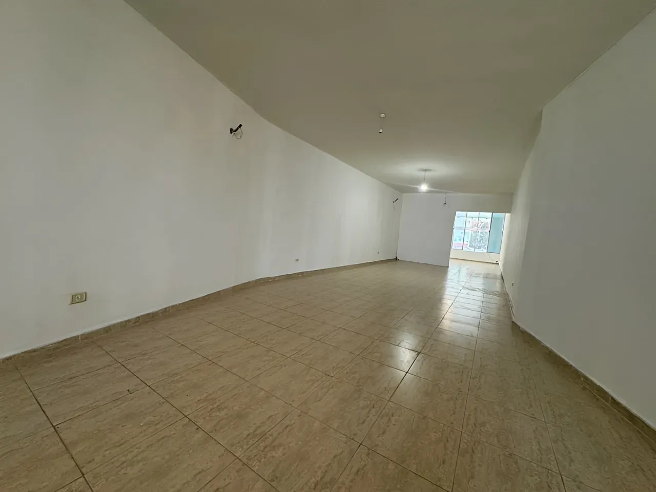 Shop for rent in Adonis