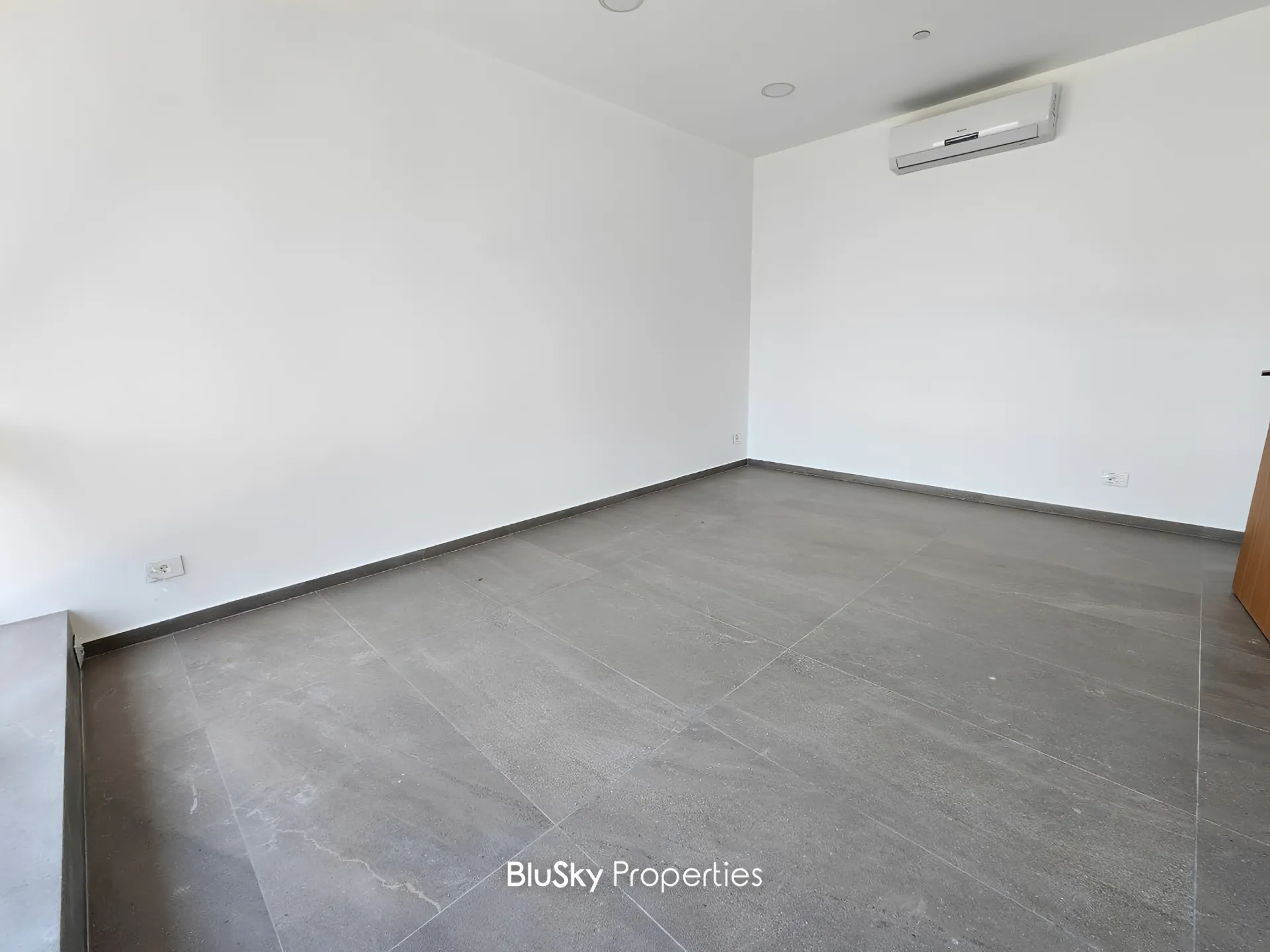 Office for rent in Horch tabet, lebanon