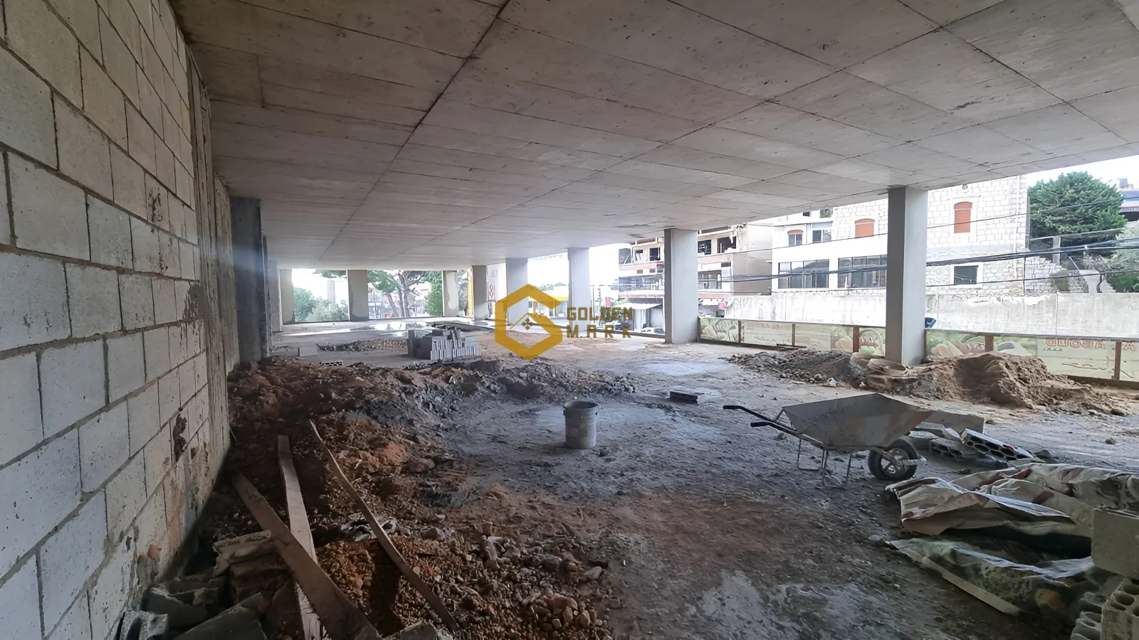 Showroom for rent in Ain Aalaq