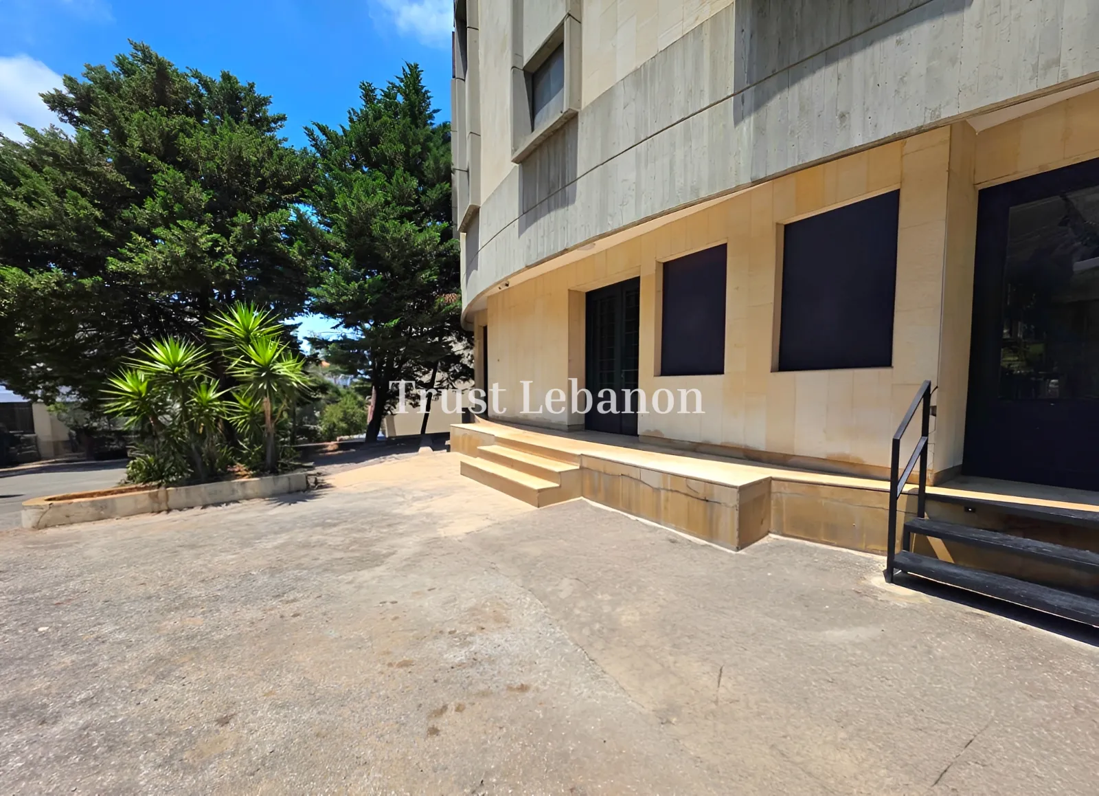 Office for rent in Mazraat Yachoua, Lebanon