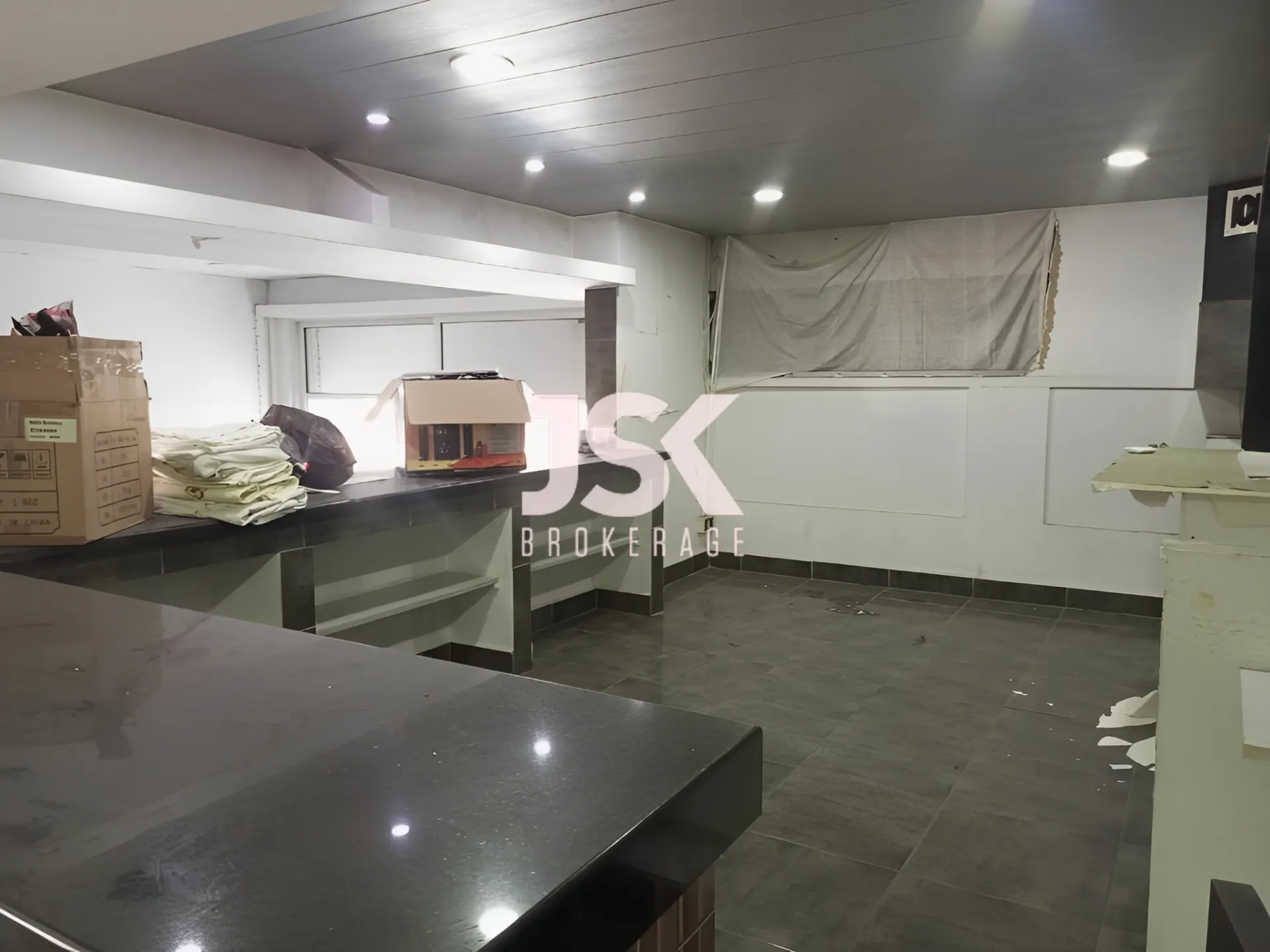 Shop for rent in Furn Chebbak