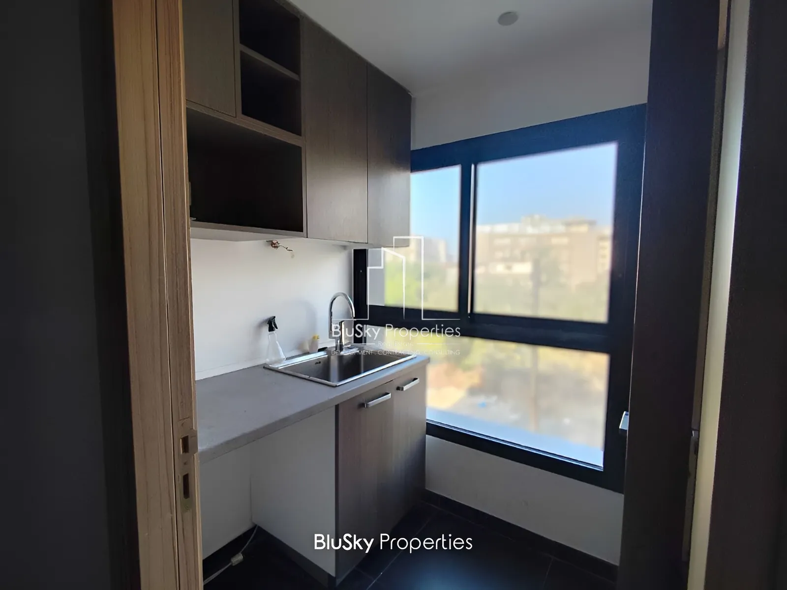 Office for rent in Adonis