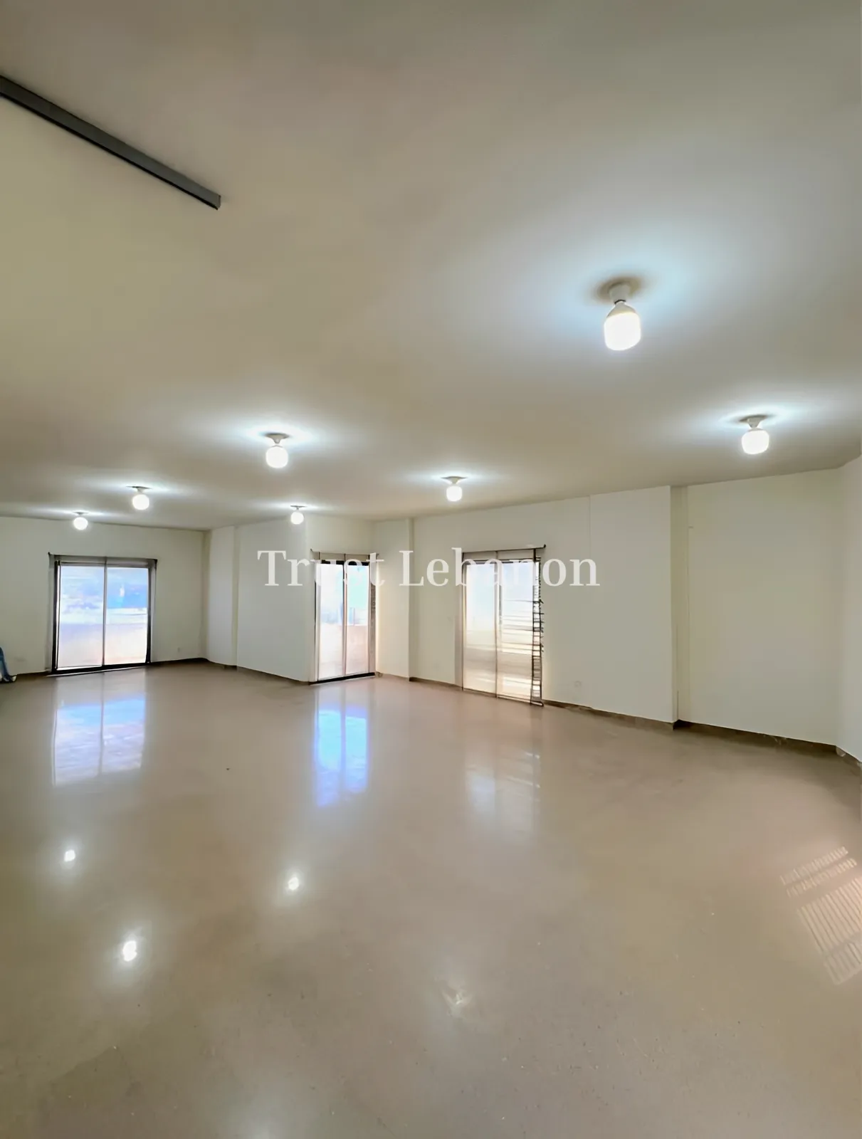 Office for rent in Mazraat Yachoua, Lebanon