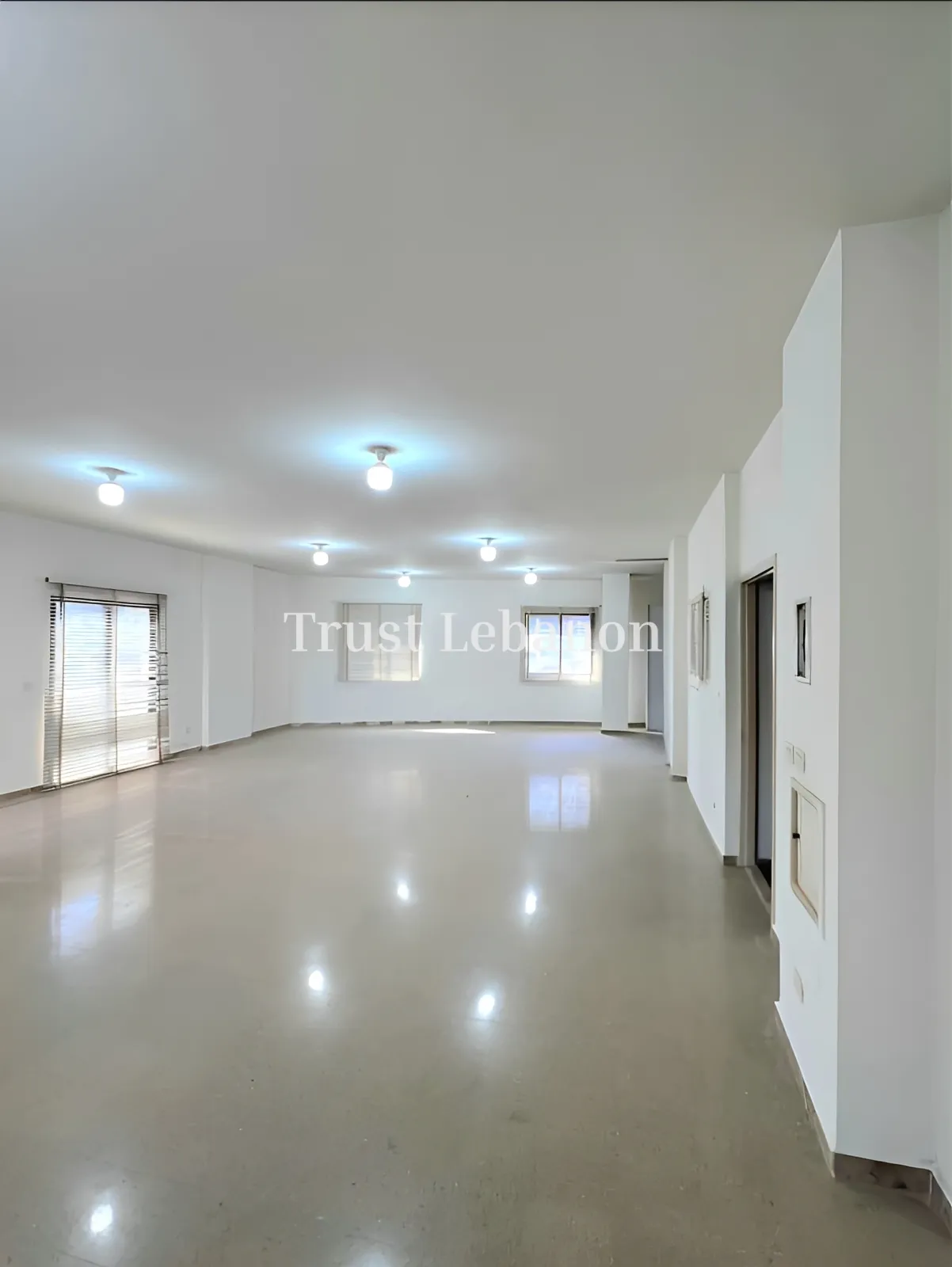 Office for rent in Mazraat Yachoua, Lebanon
