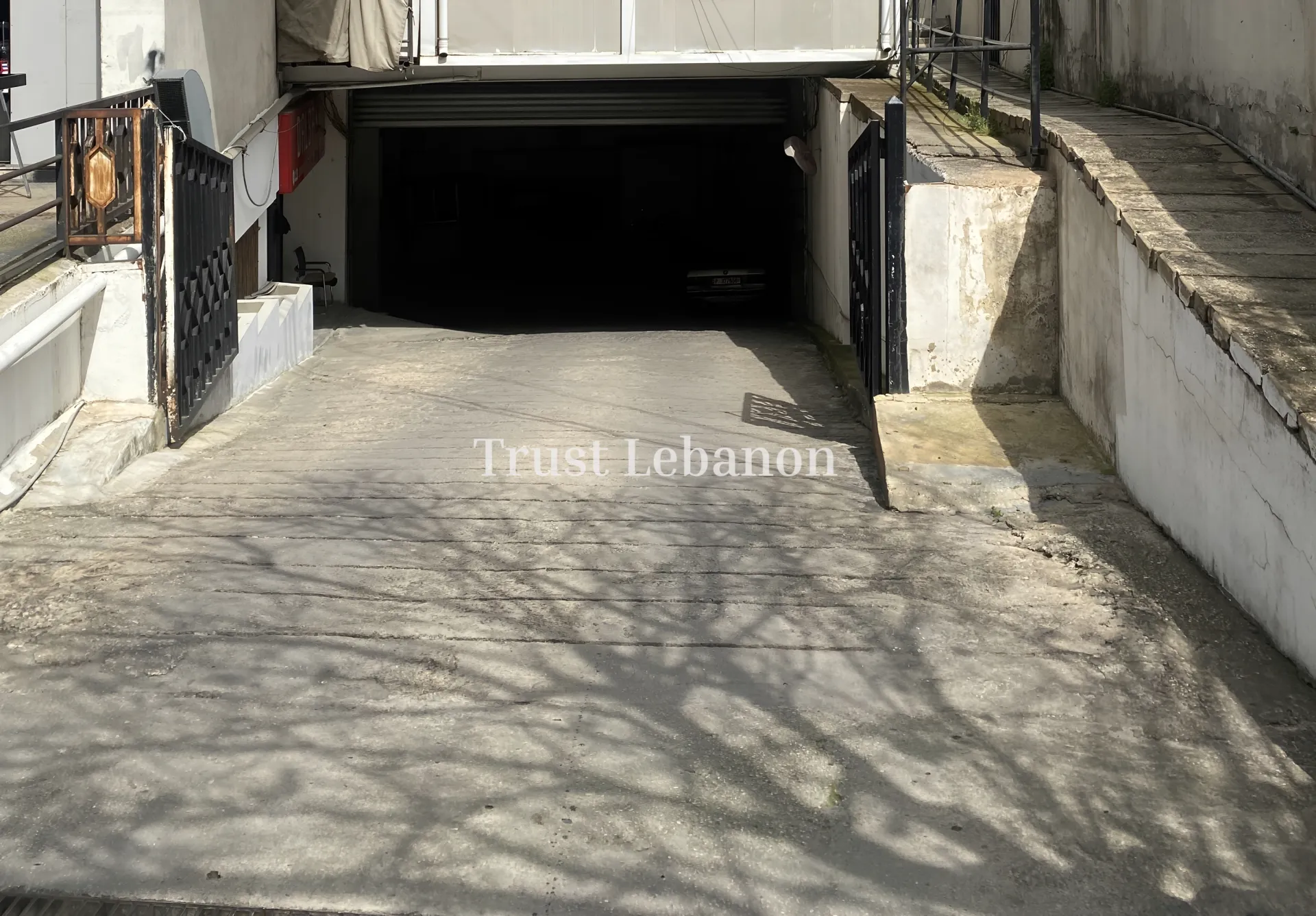 Showroom for rent in Daoura