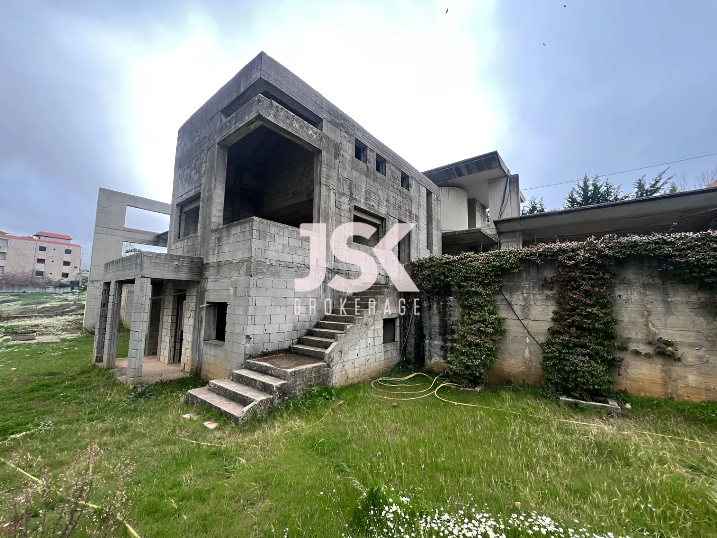 Villa for sale in Ain Al Jdide, Lebanon - 5 bed, 7 bath