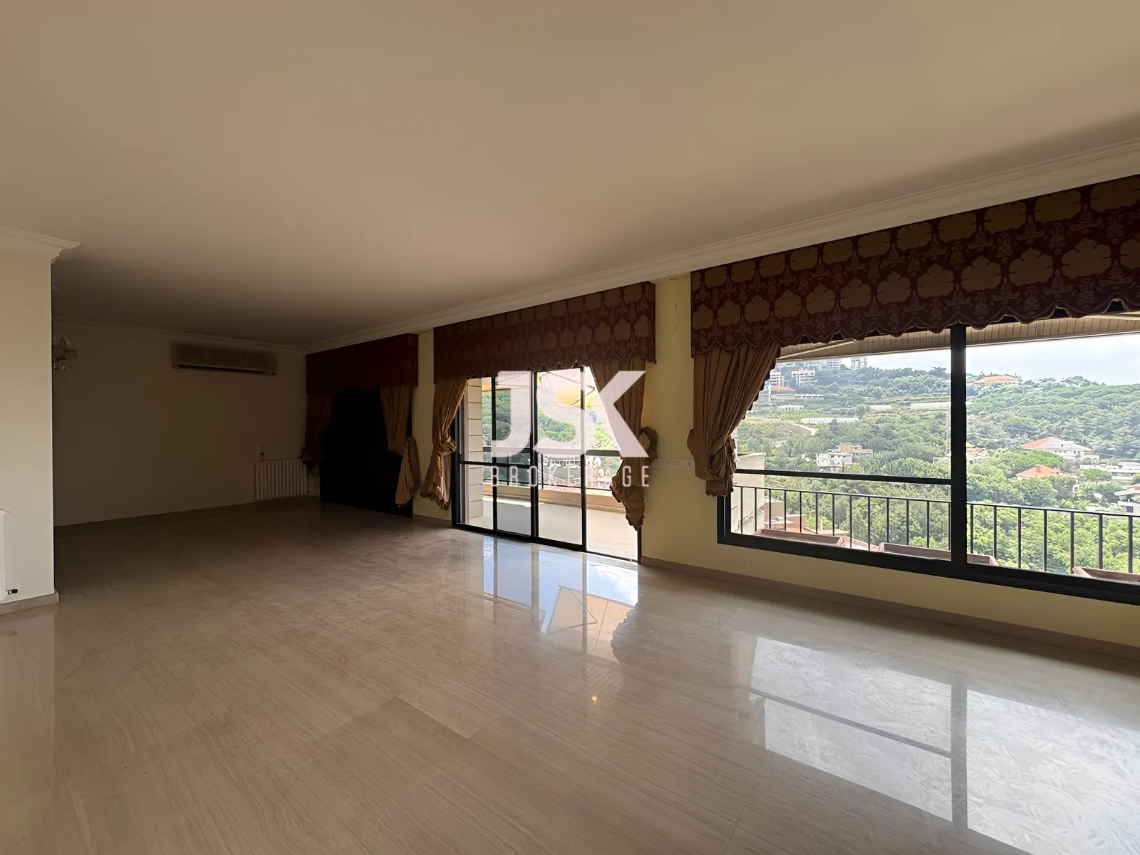 Apartment for Sale in Broummana - 5 bed